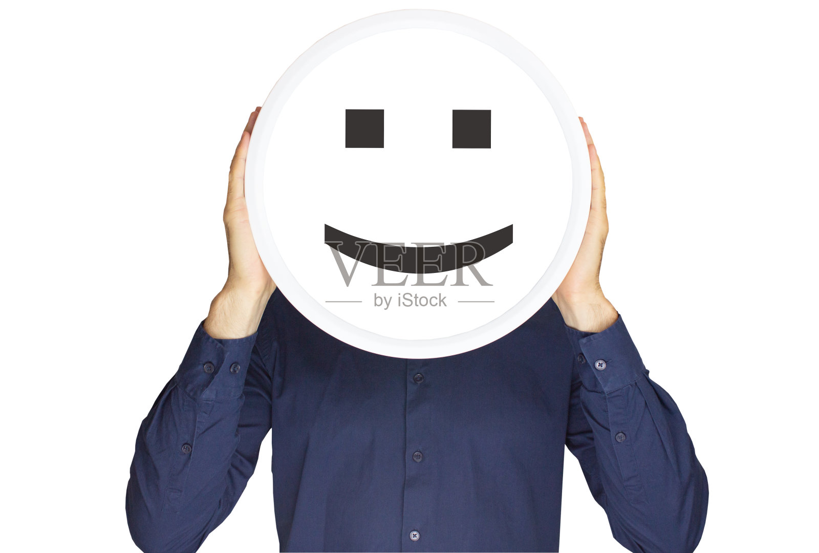 一名身穿蓝色衬衫的男子手中拿着一个圆形物体,白色背景上有一个积极的微笑符号。照片摄影图片