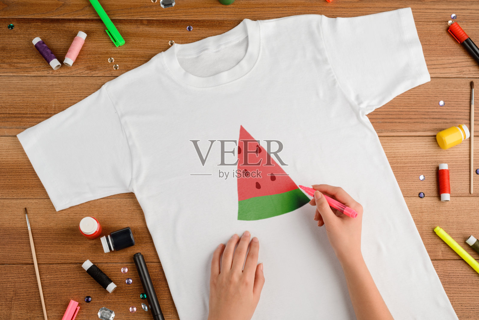 在白色t恤上画西瓜片的女人照片摄影图片