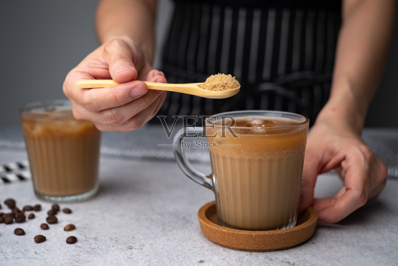 咖啡师在咖啡馆工作。拿好饮料,开始服务。照片摄影图片