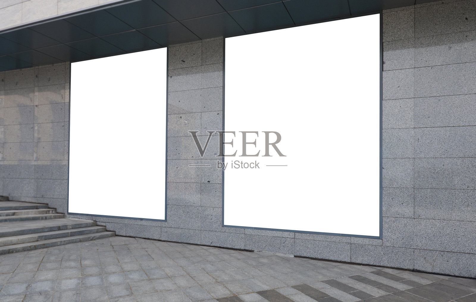 墙上挂着空白的白色橱窗模型照片摄影图片