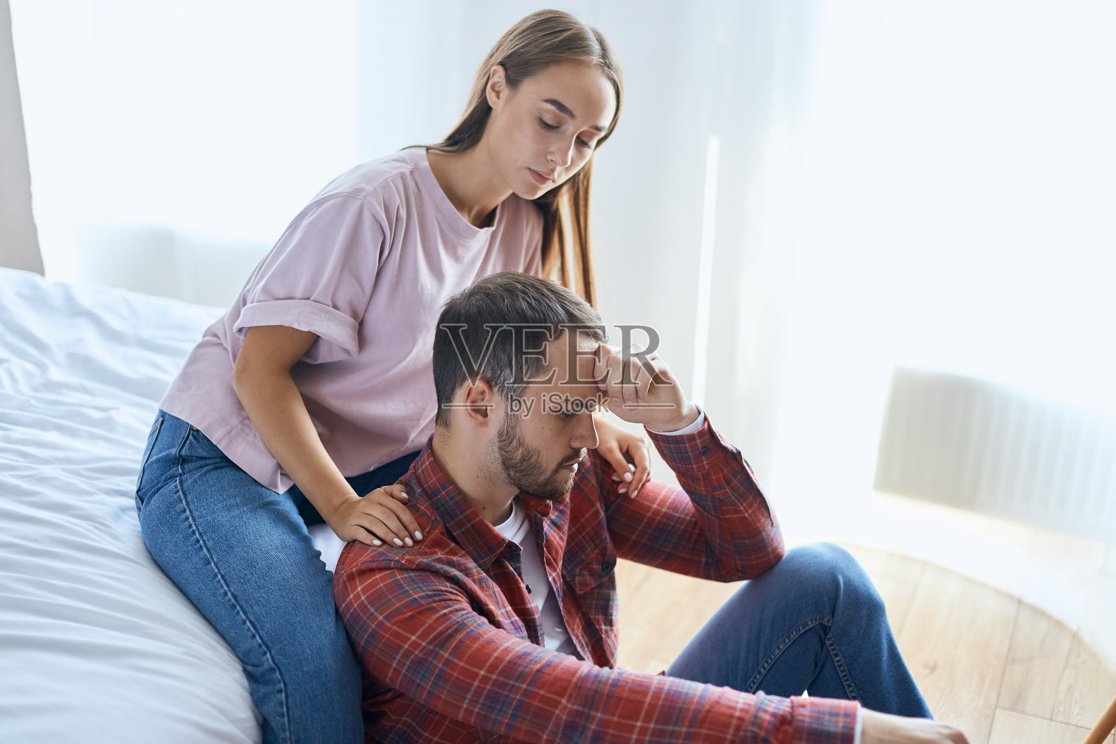 年轻的妻子支持不安的丈夫照片摄影图片