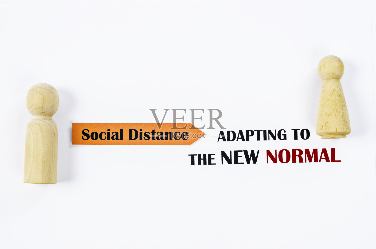 人木娃娃站立与社会距离的新常态。照片摄影图片