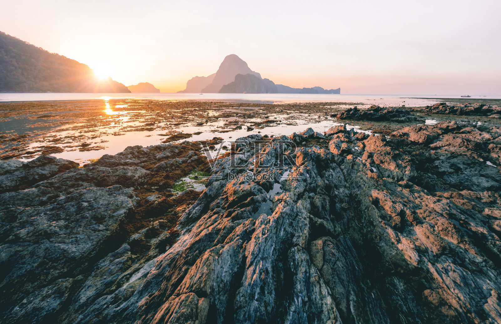 菲律宾巴拉望省。El Nido村的日落。背景是美丽的Cadlao岛照片摄影图片