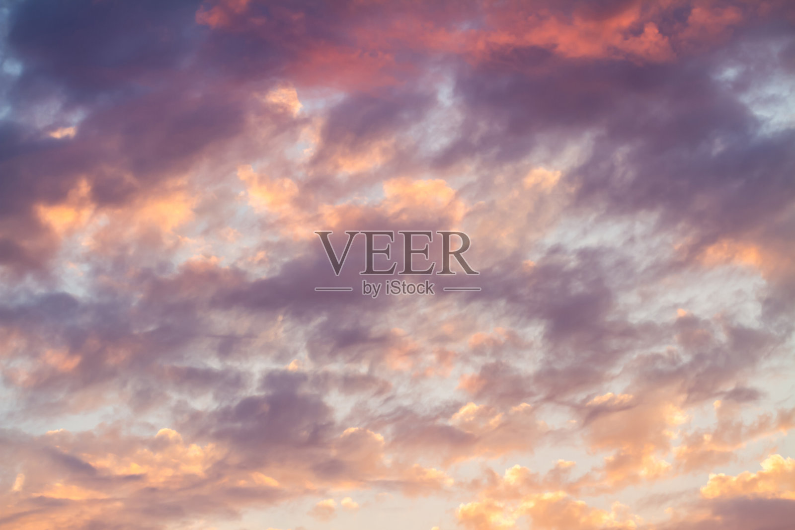 紫色,橙色和红色的天空在日落照片摄影图片