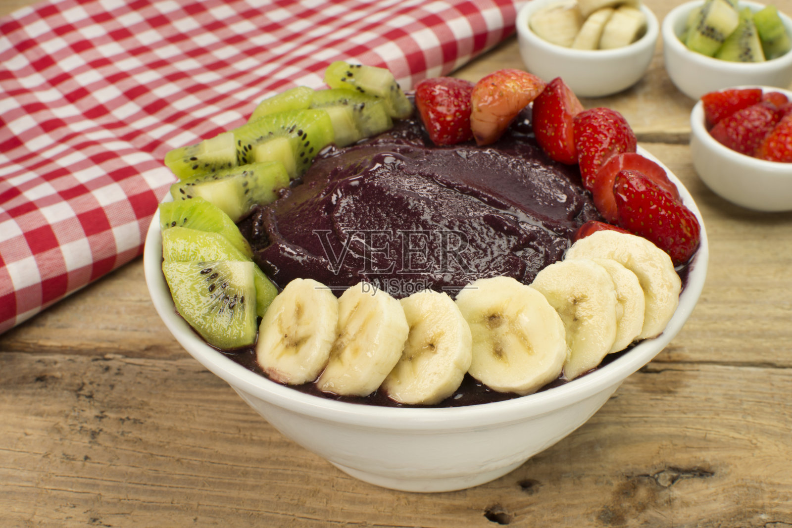 木材背景中的巴西巴西莓和水果照片摄影图片