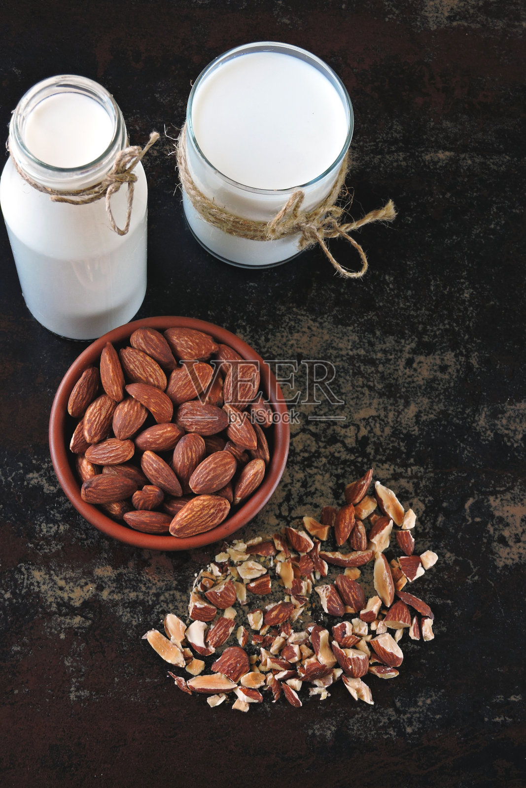 自制杏仁奶。照片摄影图片