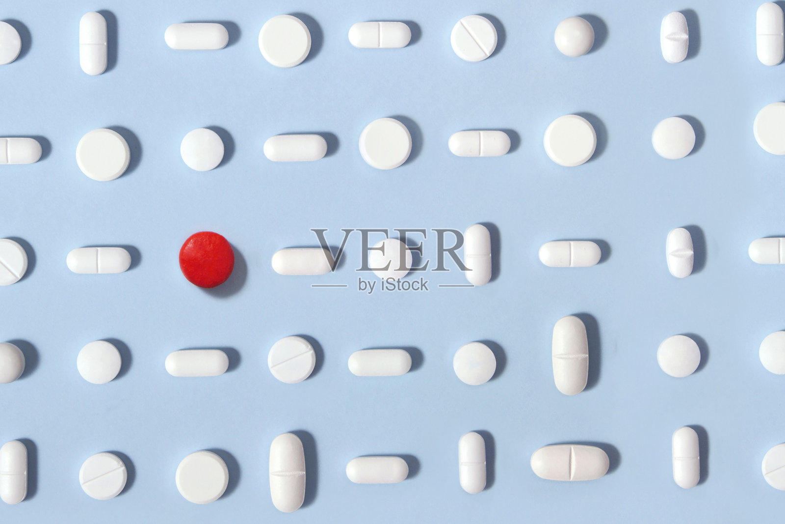 蓝色背景上的白色药丸照片摄影图片