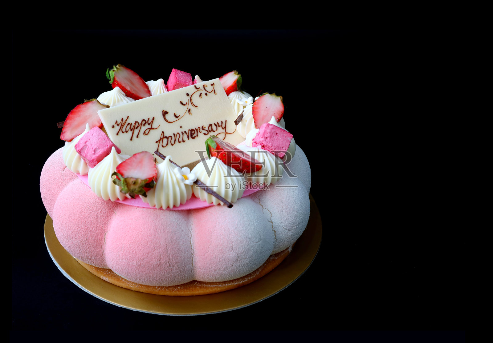 华丽的粉草莓香草慕斯蛋糕,上面有白巧克力周年贺卡照片摄影图片