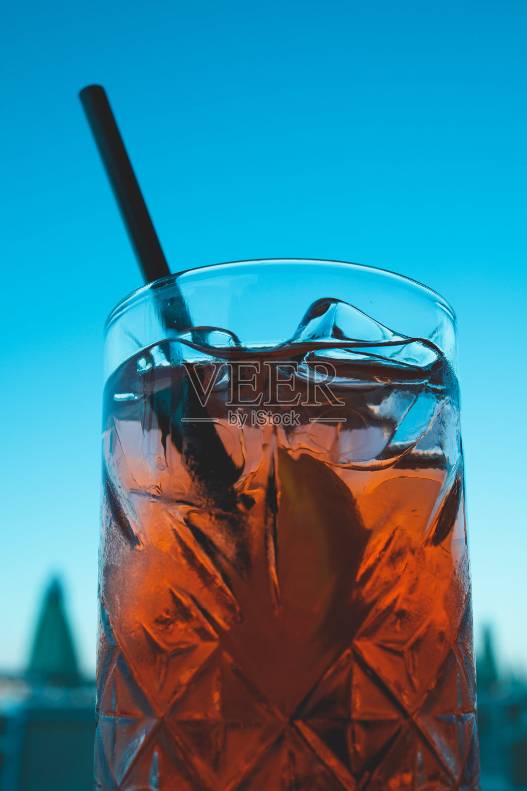 海滩上放着意大利spritz和开胃酒照片摄影图片