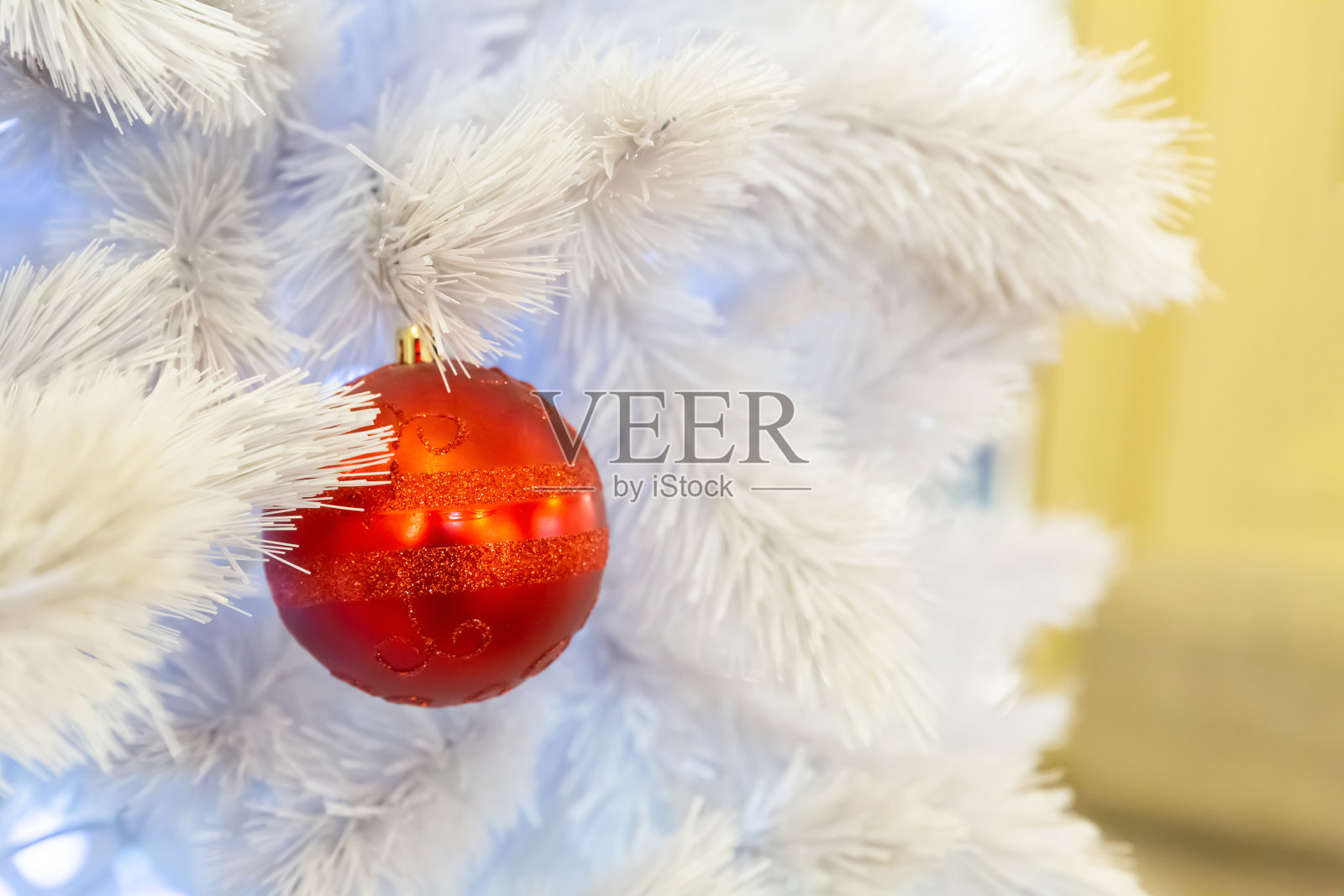 明亮的红色球圣诞装饰在一个白色的蓬松的冷杉树枝的背景照片摄影图片