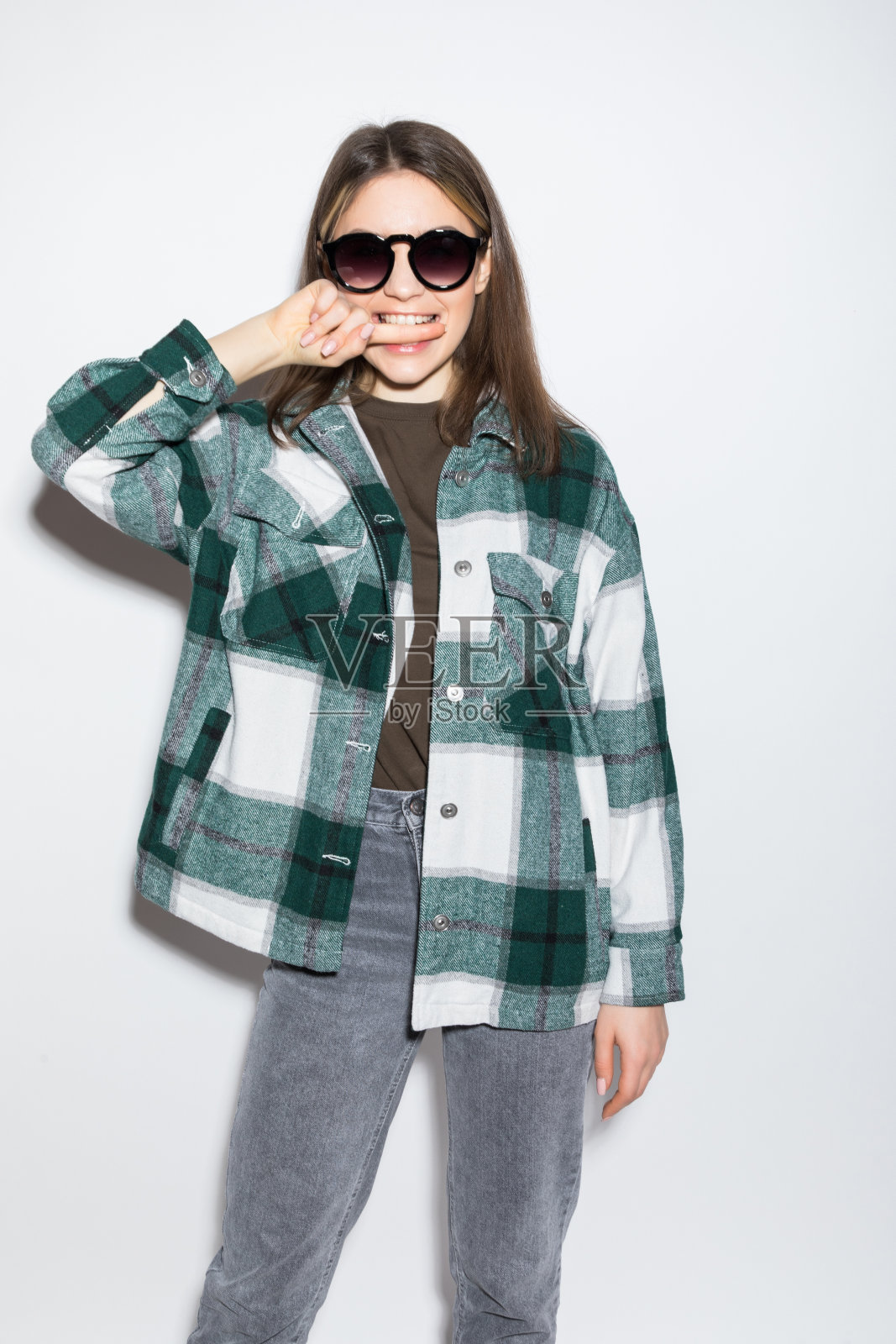 肖像美丽的女人,她咬她的手指孤立在白色的背景照片摄影图片