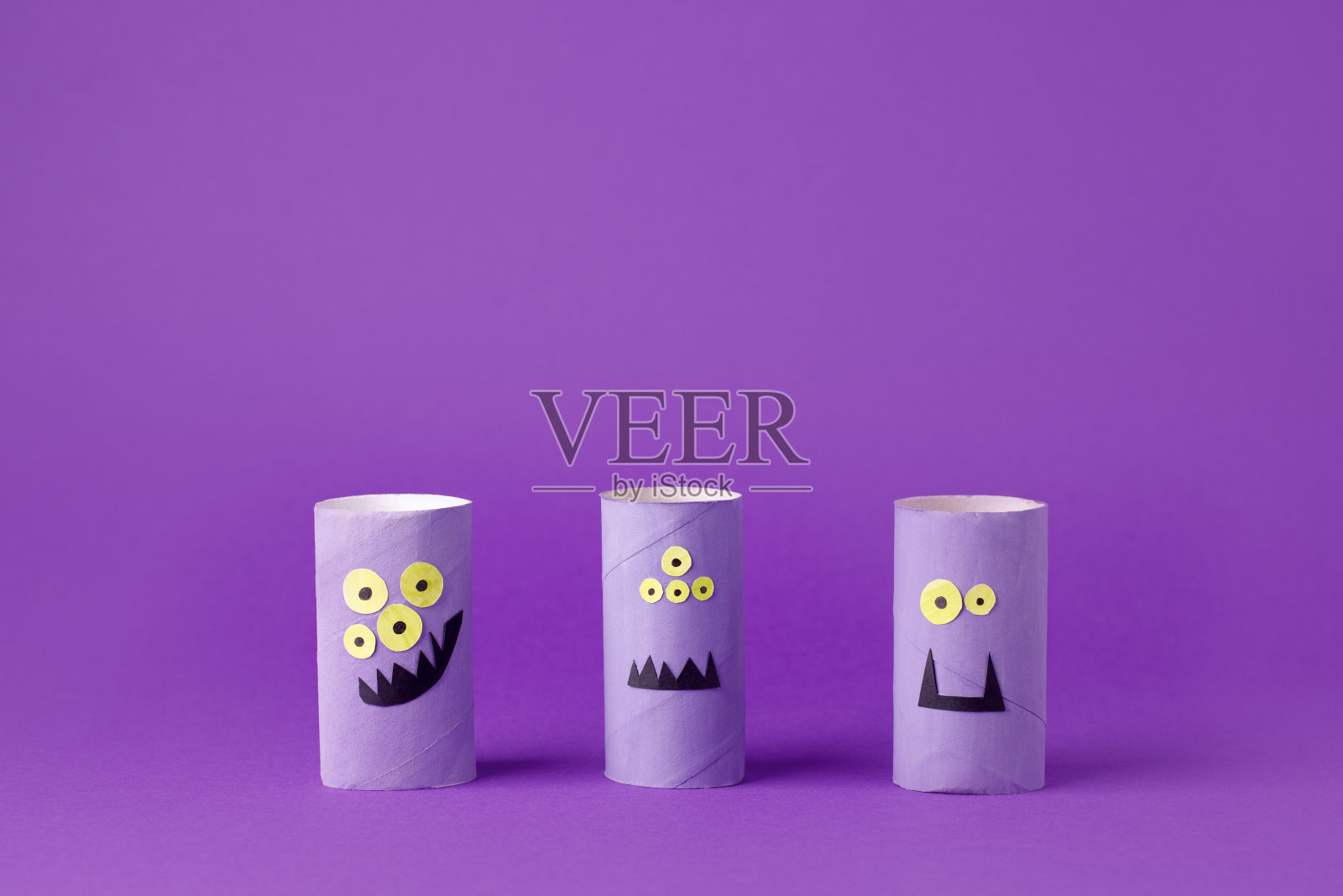 万圣节玩具收集在紫色的怪物万圣节的概念背景。纸工艺品,容易DIY。手工创意从马桶管,回收概念,复制空间,传单,横幅照片摄影图片