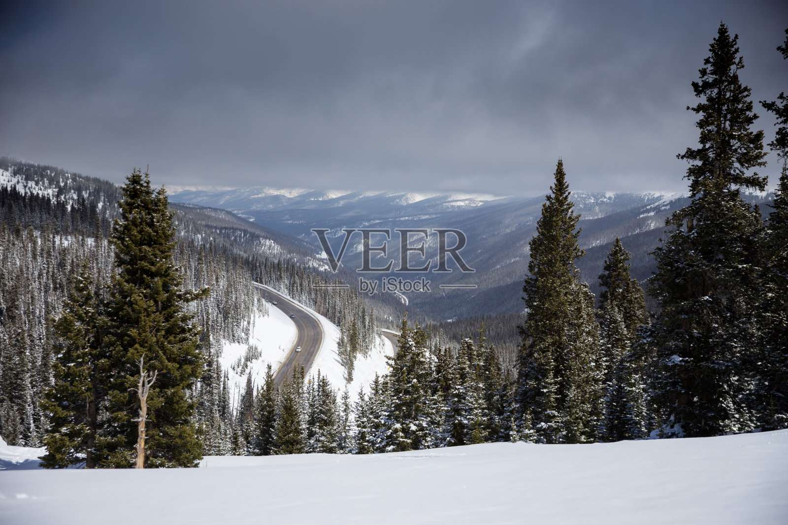 落基山脉伯萨德山口的高速公路照片摄影图片