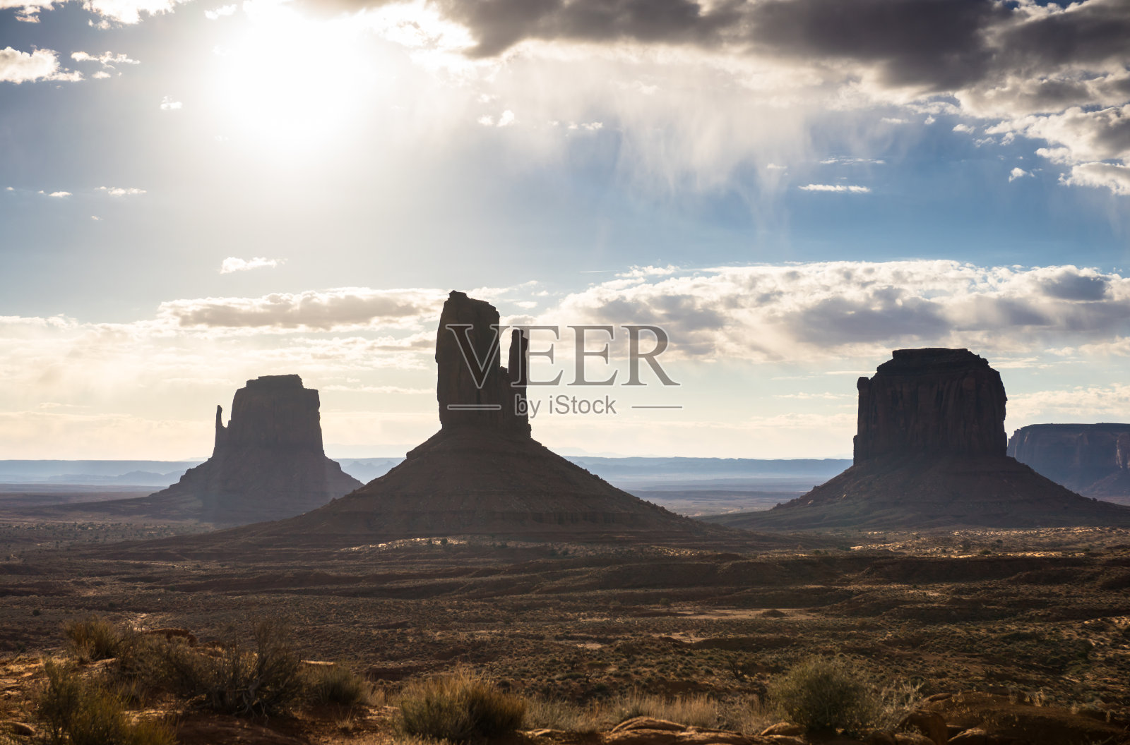 早晨纪念碑谷的标志性景观照片摄影图片