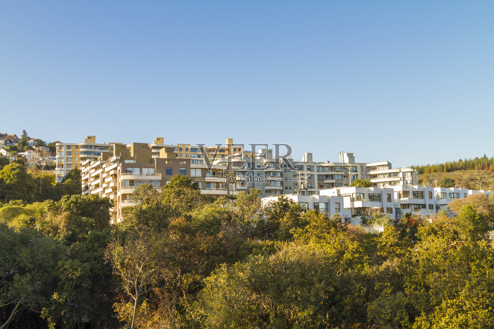 外立面的房子和部门在山上照片摄影图片