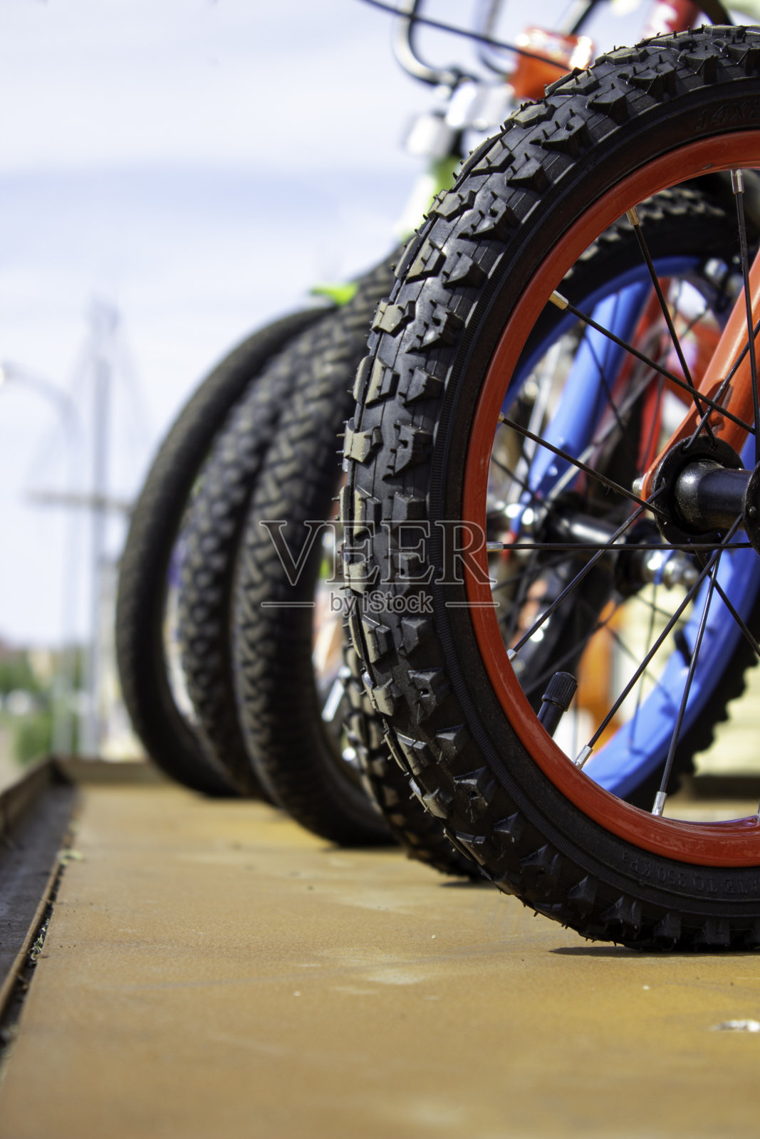 自行车店自行车排,关闭自行车轮子照片摄影图片