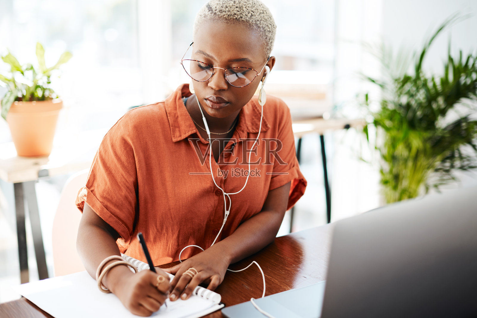 她知道正确的商业模式会起作用照片摄影图片