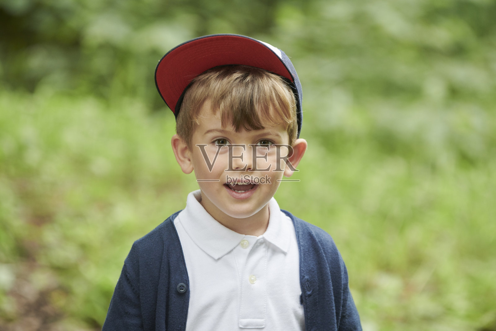 4岁的男孩在公园照片摄影图片