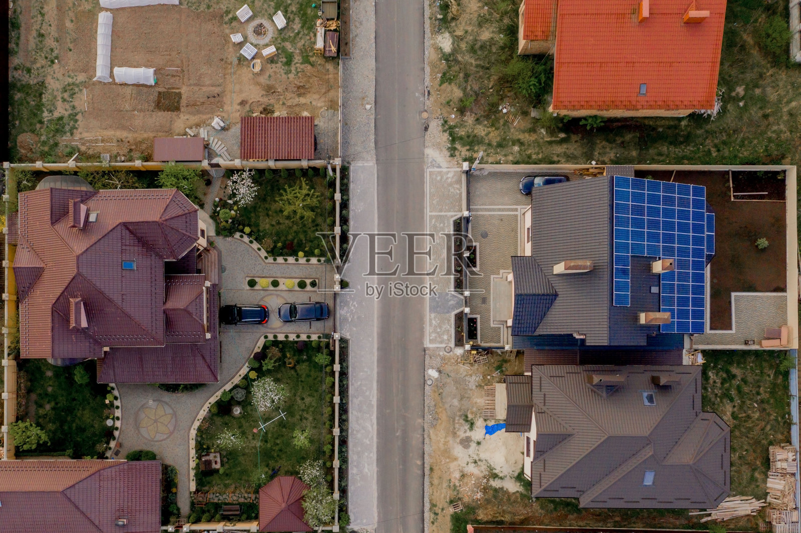 鸟瞰图与铺有绿草草坪的院子和混凝土地基地板的房子照片摄影图片