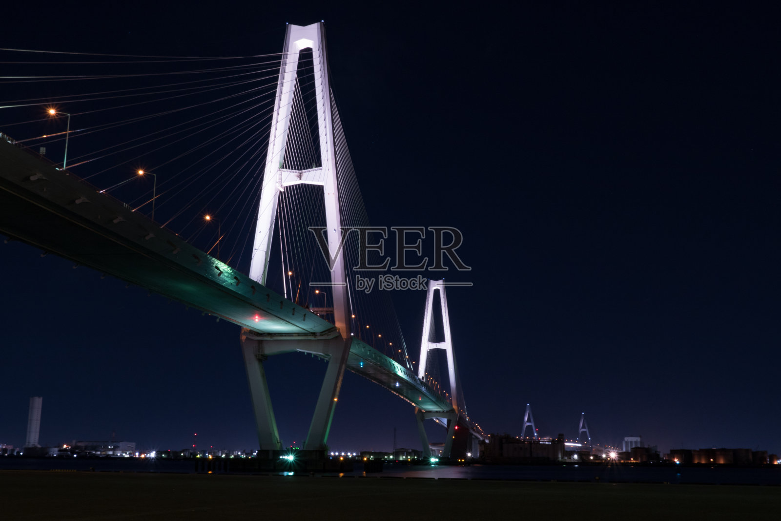 海卫一在夜晚发光照片摄影图片