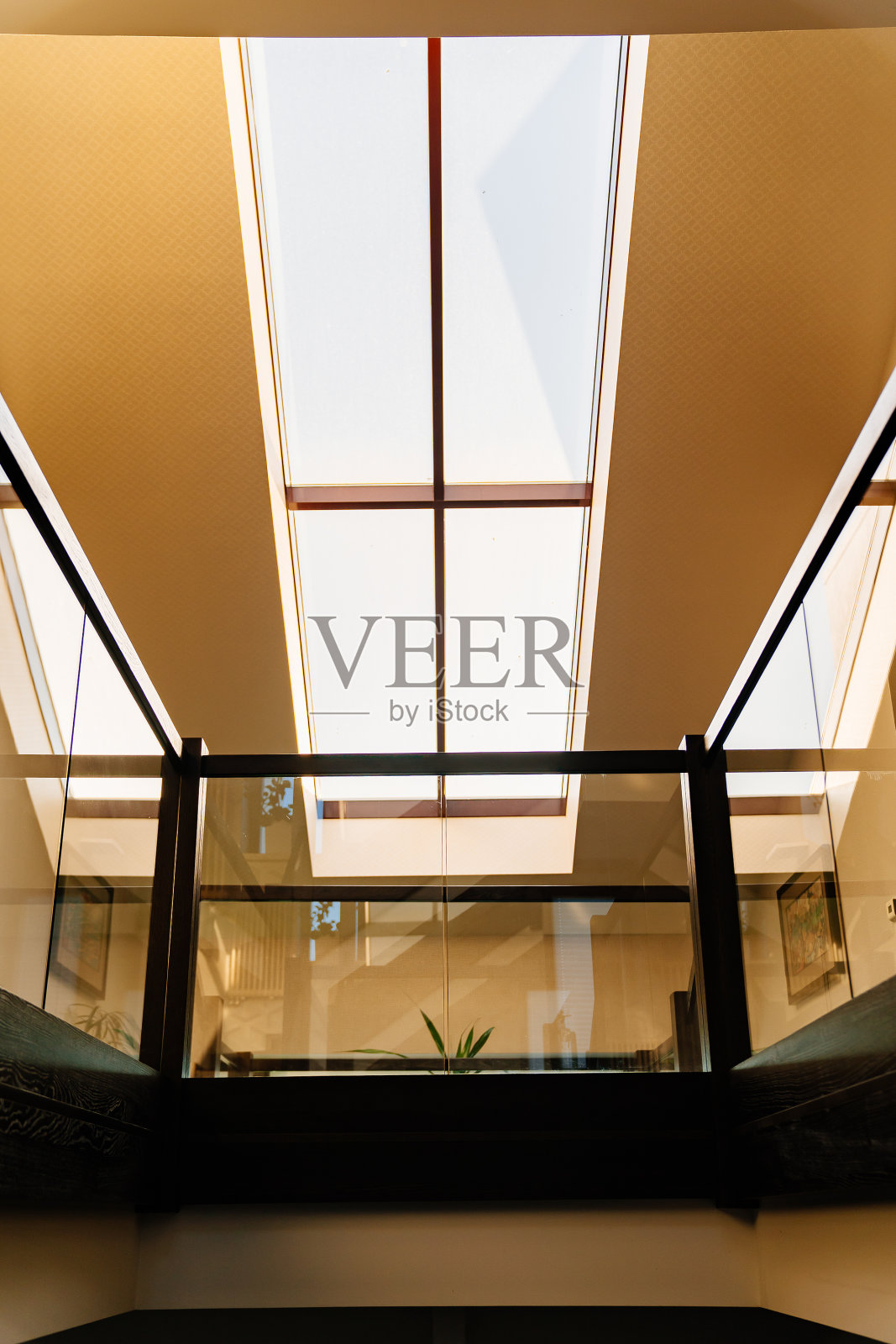 天花板上的大窗户。从家里看天空。内部解决方案。照片摄影图片