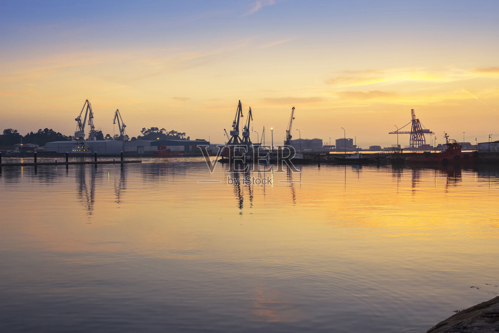 维拉加西亚·德·阿勒斯商船港的黄昏照片摄影图片