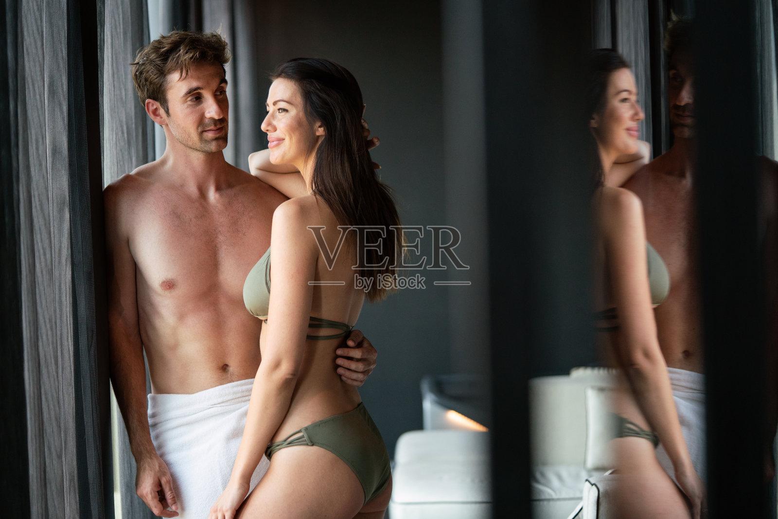 年轻幸福的夫妇在家里放松相爱照片摄影图片