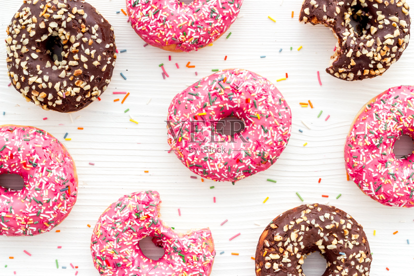 彩色甜甜圈图案顶视图上的白色背景照片摄影图片