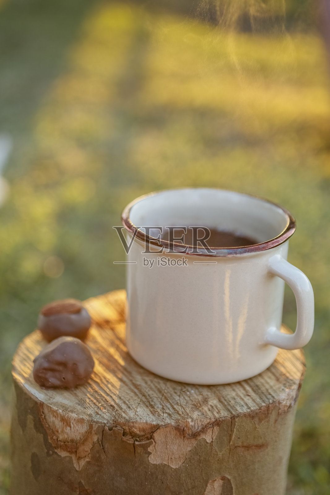 后备箱上有杯咖啡和巧克力照片摄影图片