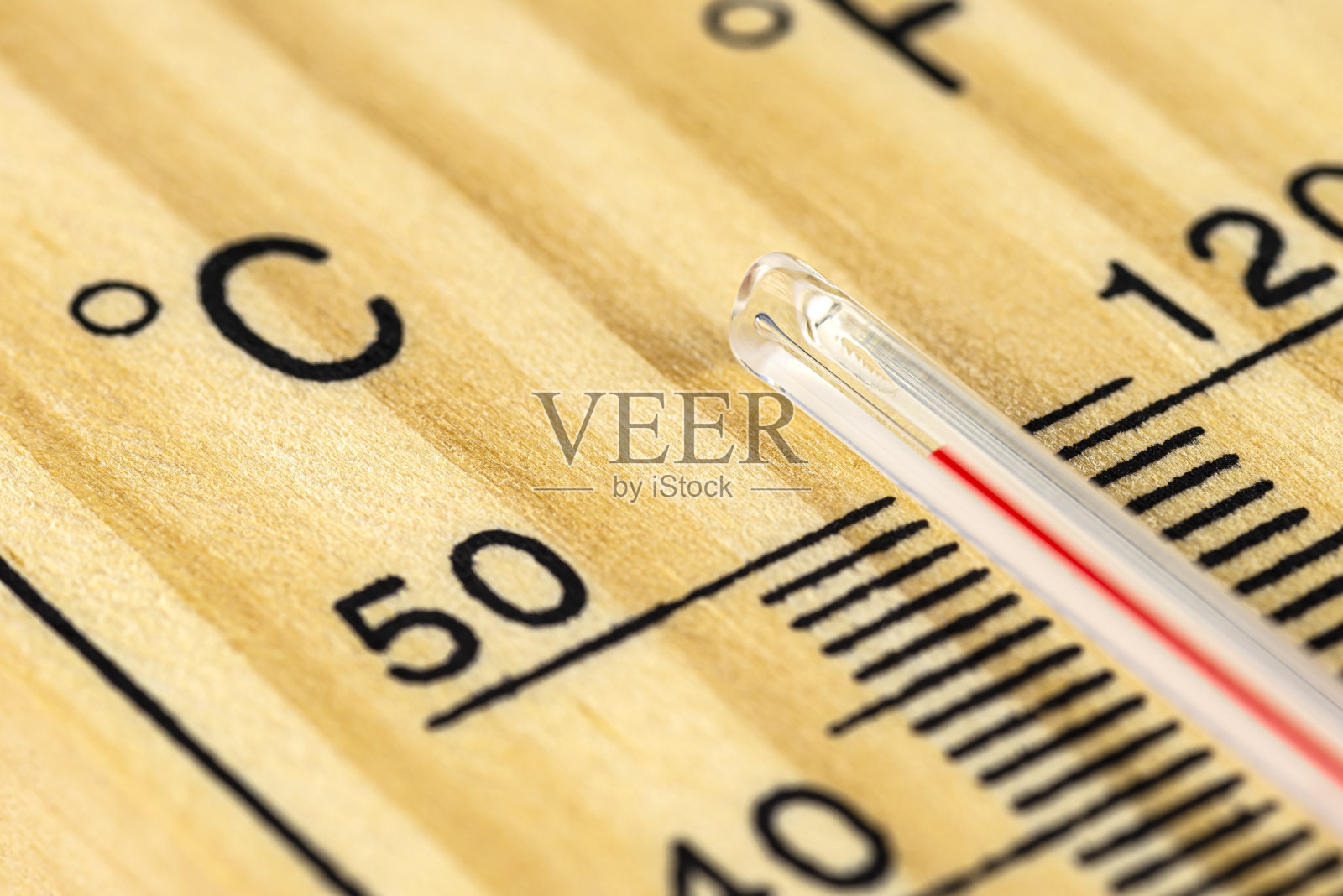 经典木制温度计的微距镜头显示温度超过50摄氏度,华氏122度。照片摄影图片