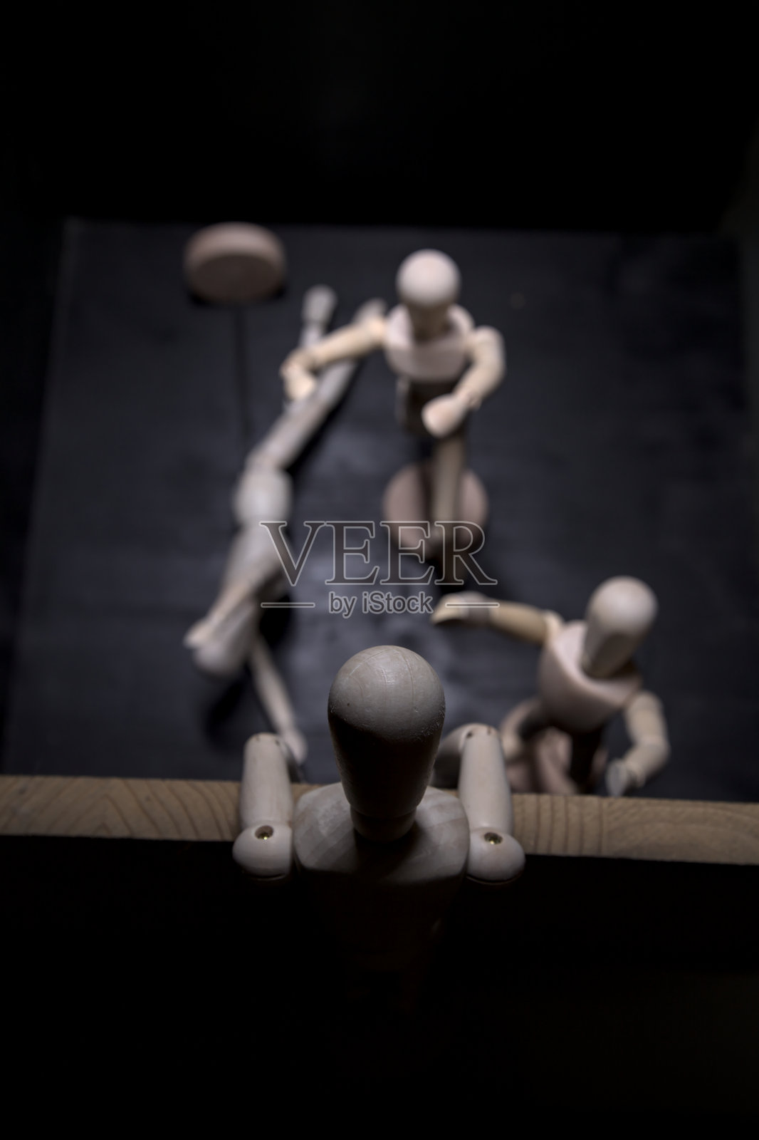 在墙上画了一些人体模型,它们很难够到其中一个照片摄影图片