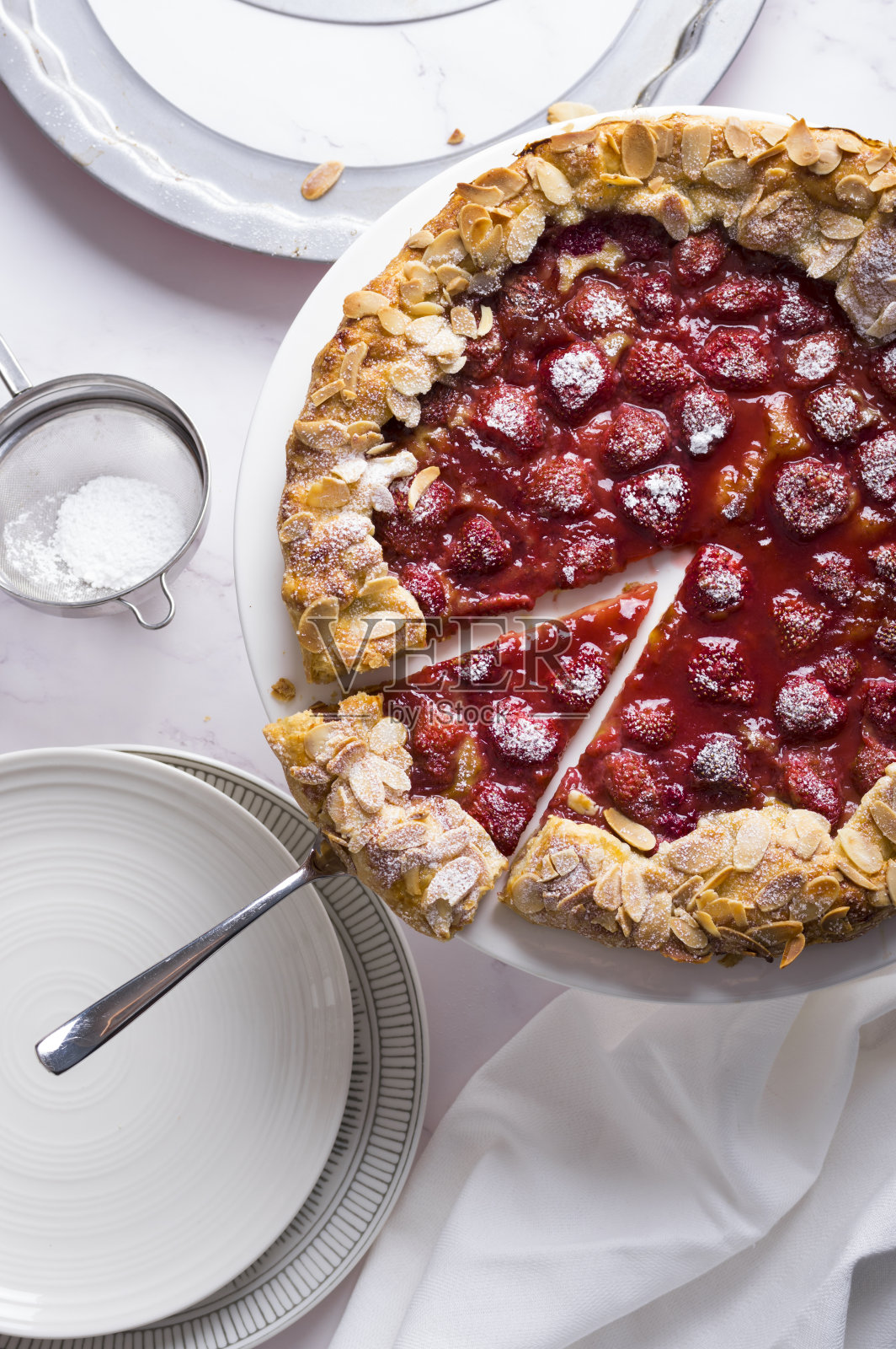 美味的烤乡村草莓派上白色大理石背景,俯视图照片摄影图片