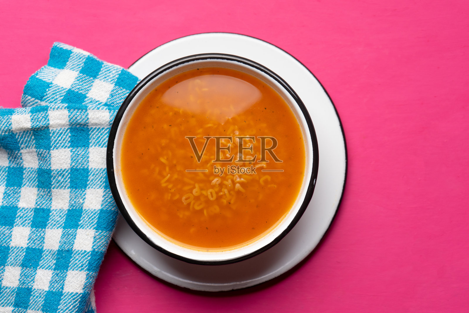 字母汤意大利面在粉红色的背景照片摄影图片