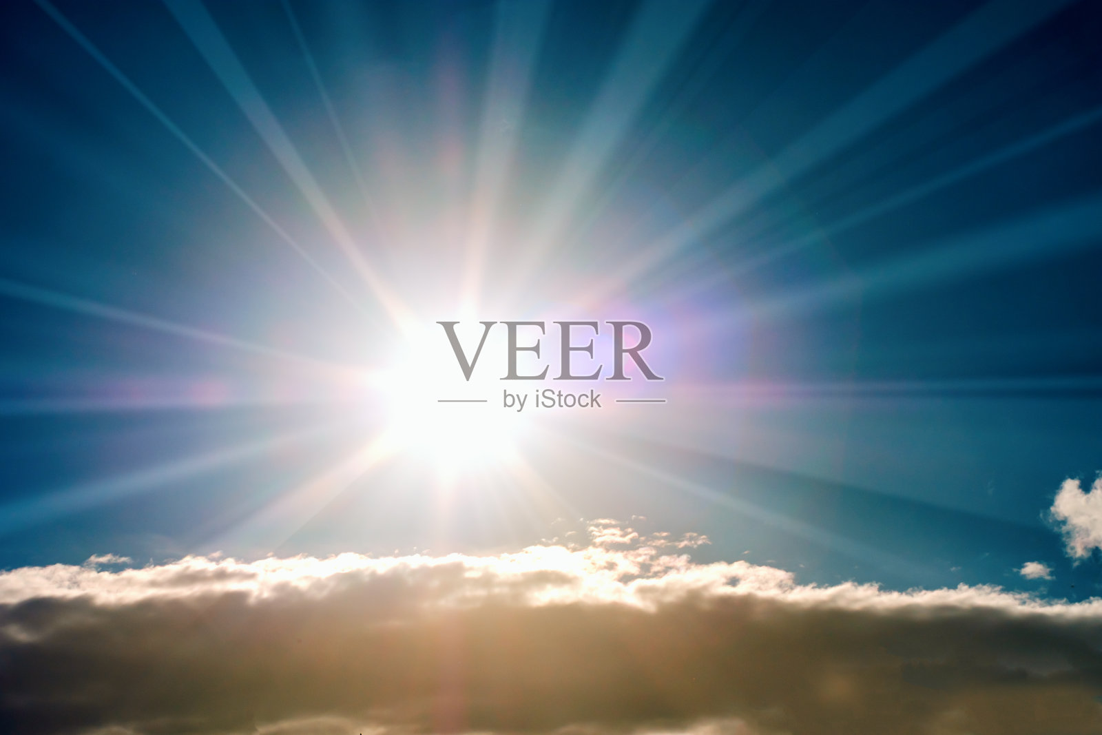 灿烂的太阳照耀着湛蓝的天空照片摄影图片