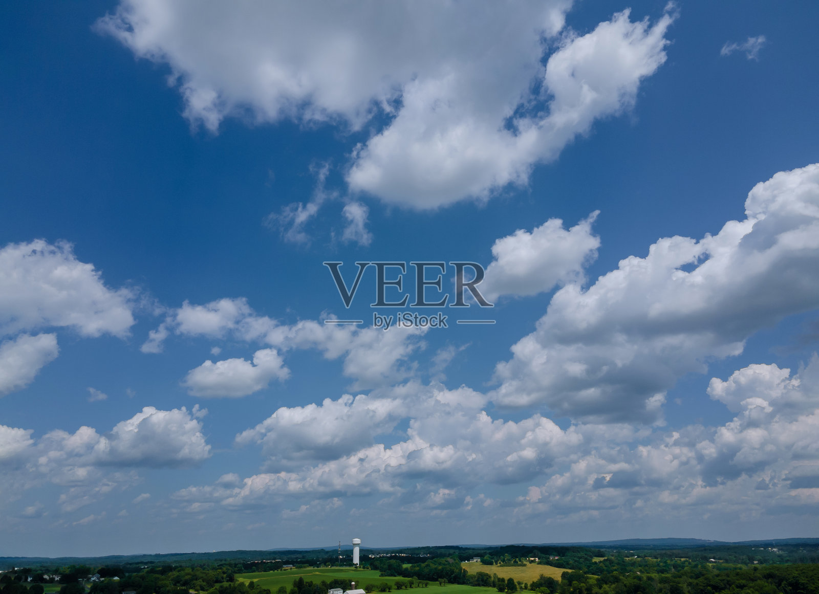 美丽的蓝天和令人惊叹的白云。照片摄影图片