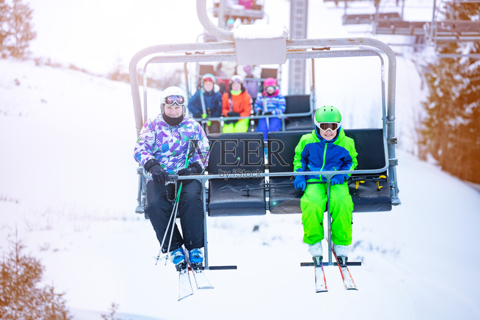 男孩和女孩一起坐在升降机上微笑照片摄影图片