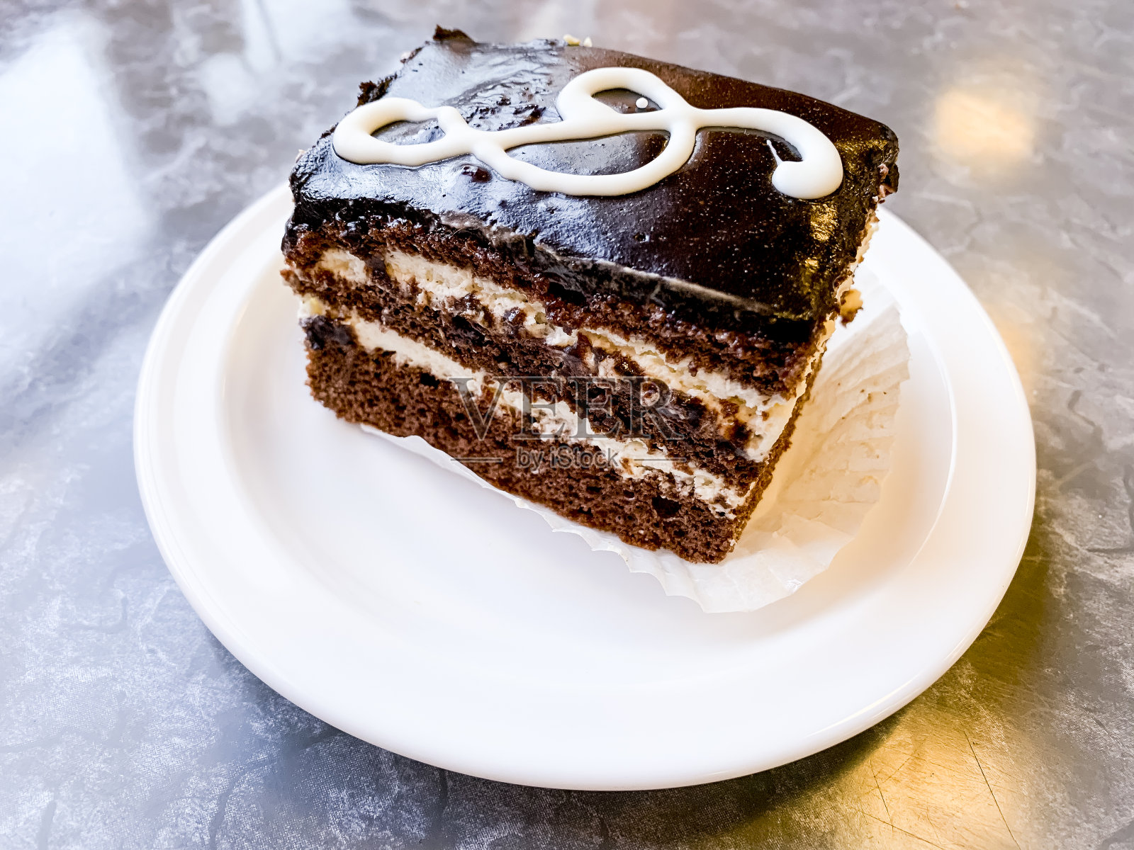 一块美味的蛋糕装饰高音谱号。工作室的照片照片摄影图片