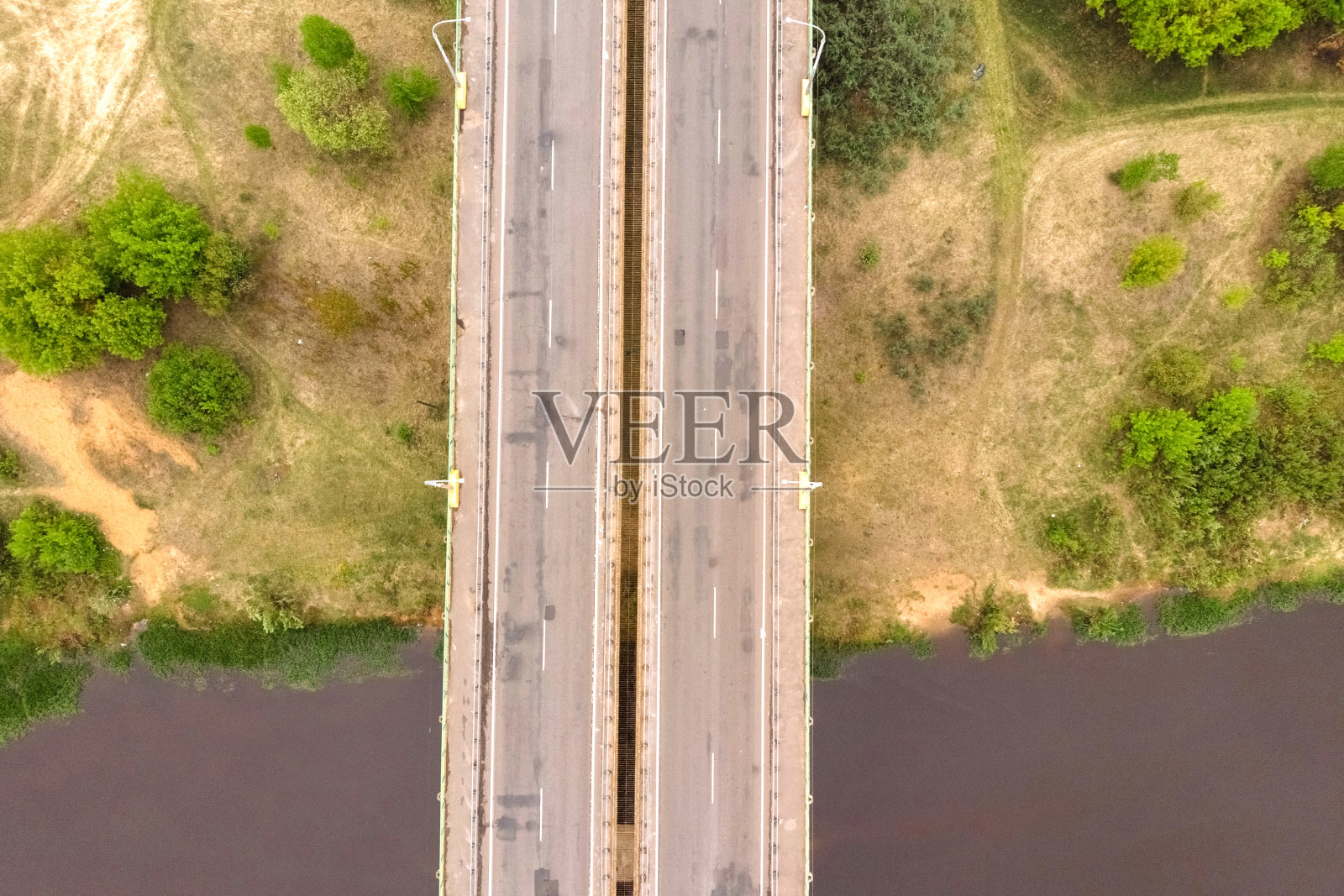 俯视图的桥梁,道路,河流和河岸。照片摄影图片