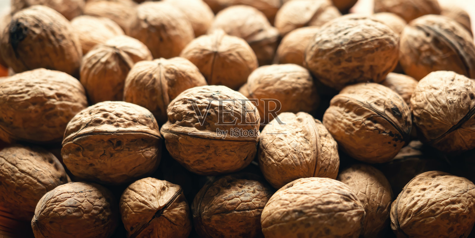 堆整个核桃-全框自然图案背景细节。照片摄影图片