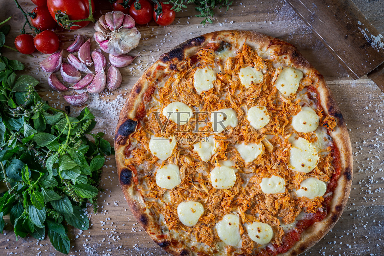 鸡肉和奶油芝士披萨和烹饪材料:西红柿,罗勒,大蒜木桌子背景照片摄影图片