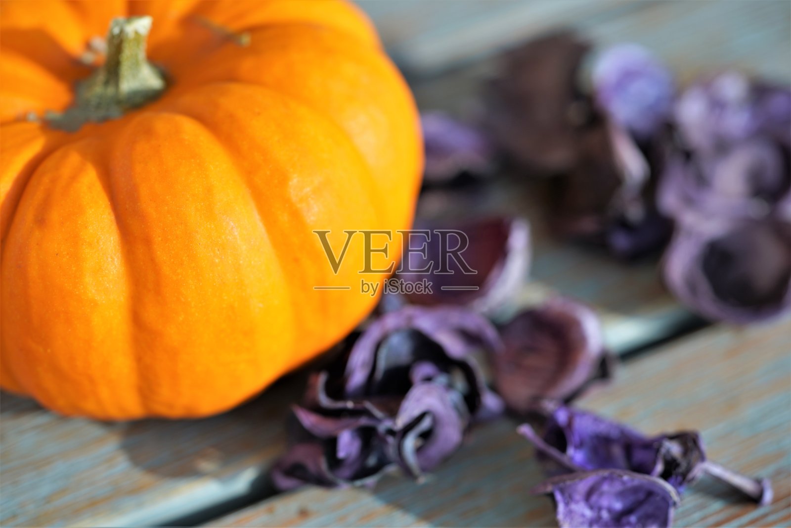 木质背景上的橙色南瓜照片摄影图片