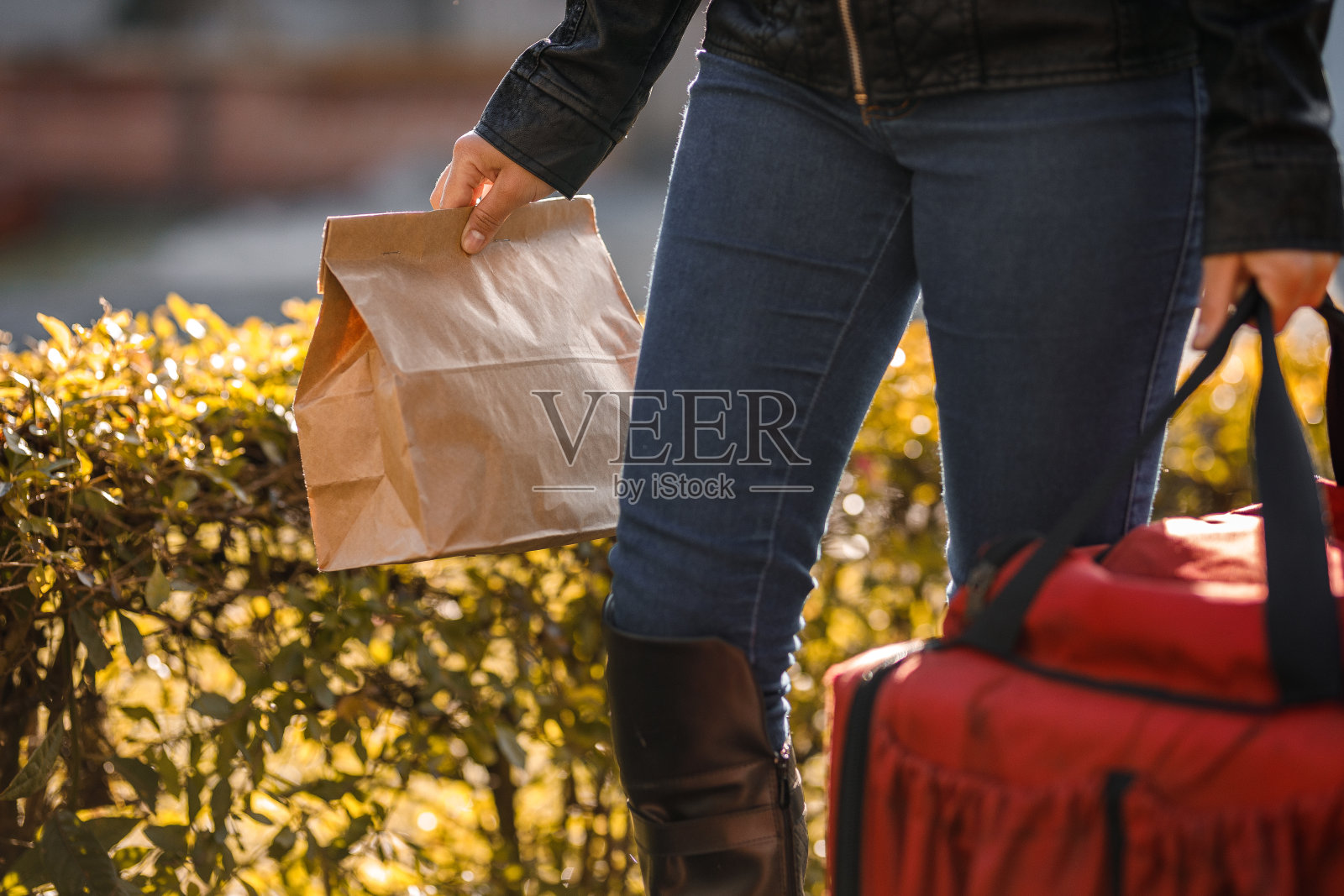 送包裹的女人,摩托女,摩托男照片摄影图片