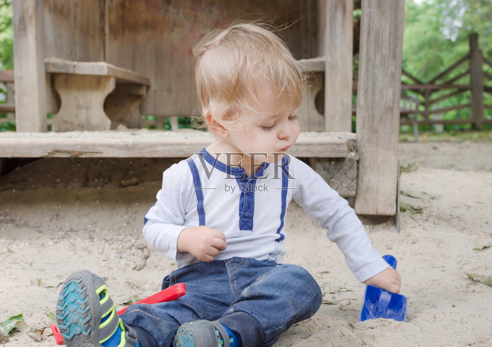 可爱的小朋友在公园里玩着沙子和五颜六色的玩具,美丽的夏日阳光明媚的孩子们在操场上玩耍照片摄影图片