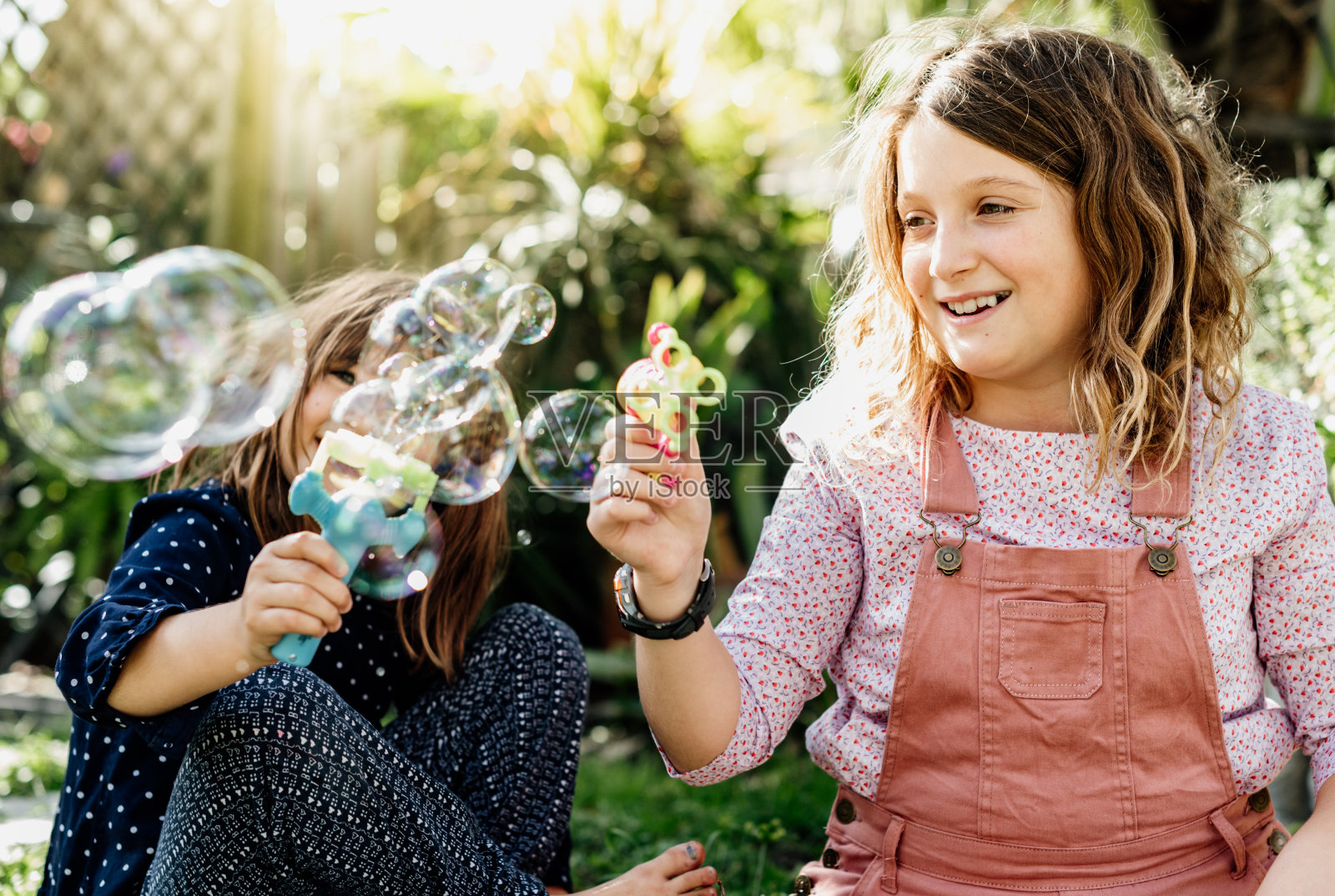 两个孩子在后院玩泡泡,快乐的童年照片摄影图片