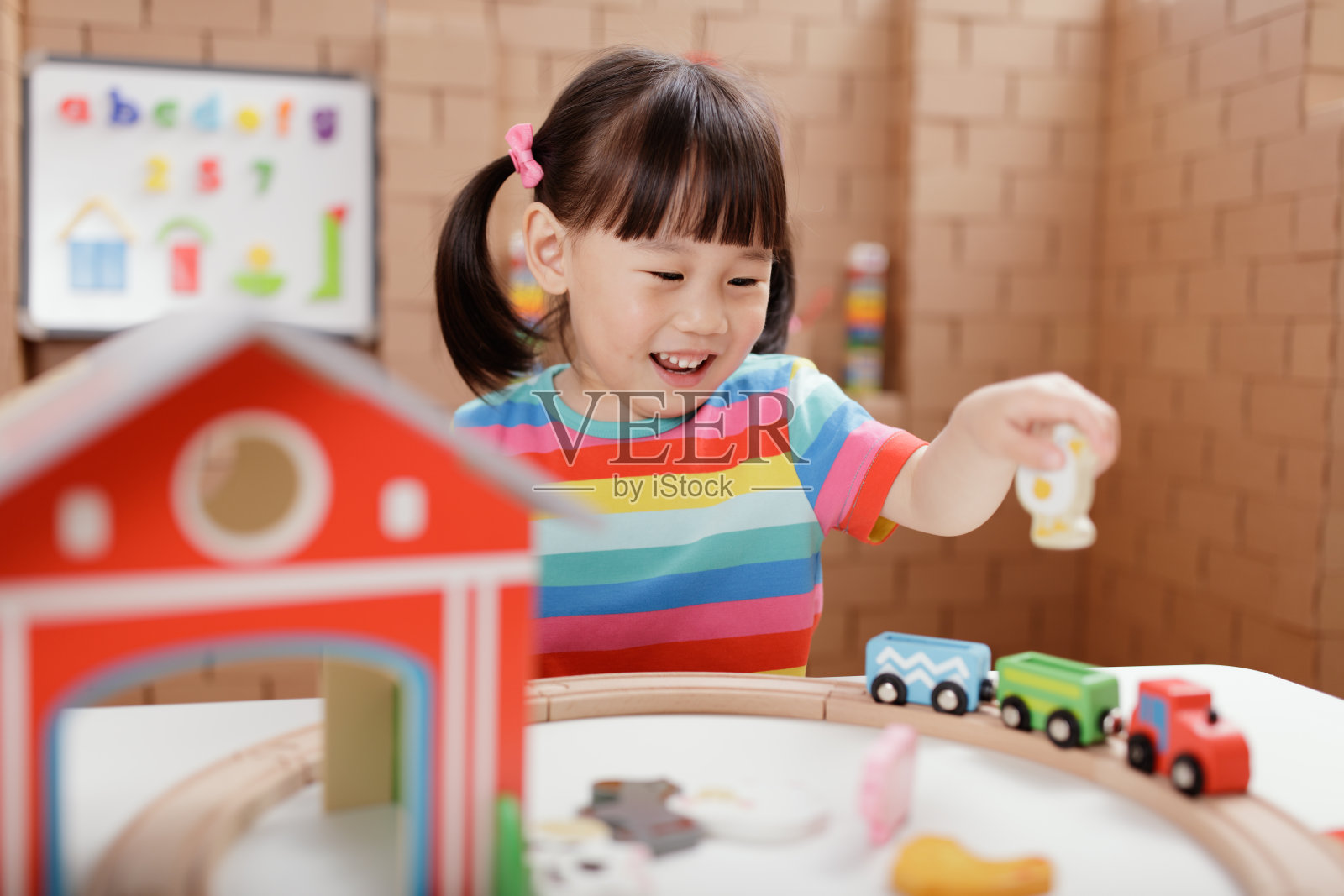 蹒跚学步的女孩玩训练农场玩具为家庭教育照片摄影图片