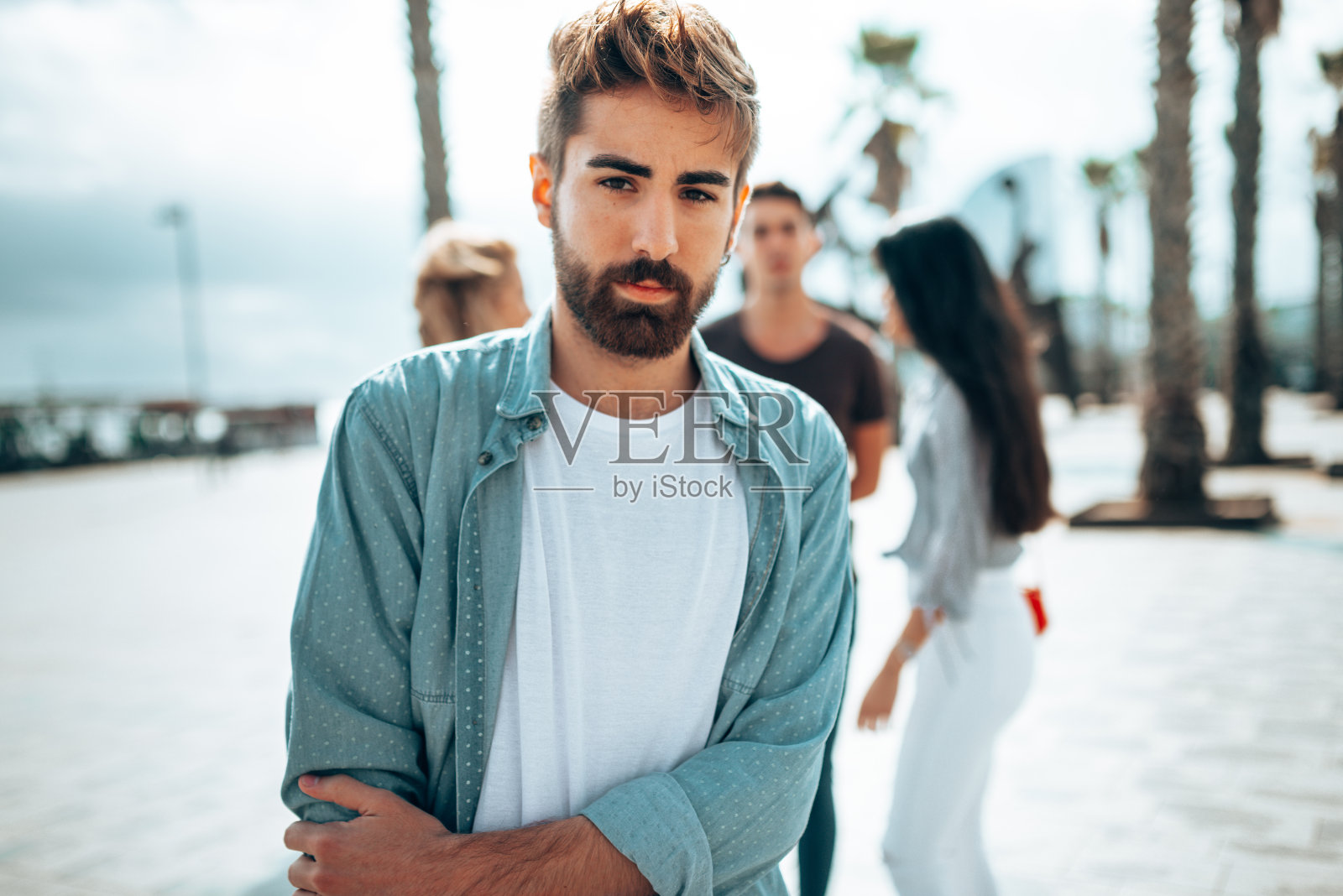 在城里有朋友的严肃的人照片摄影图片