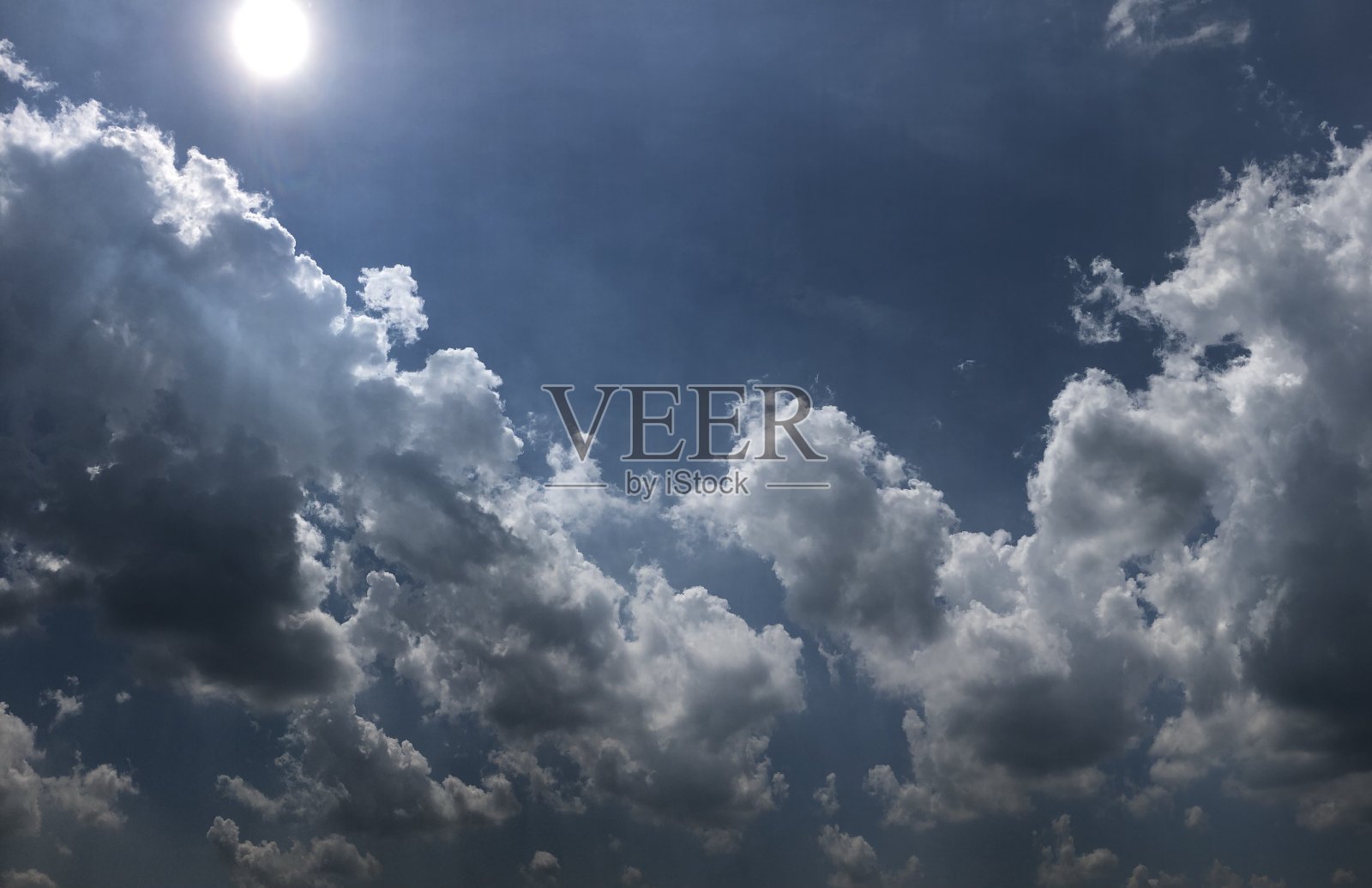 在全景式的阳光下形成的大云翳照片摄影图片