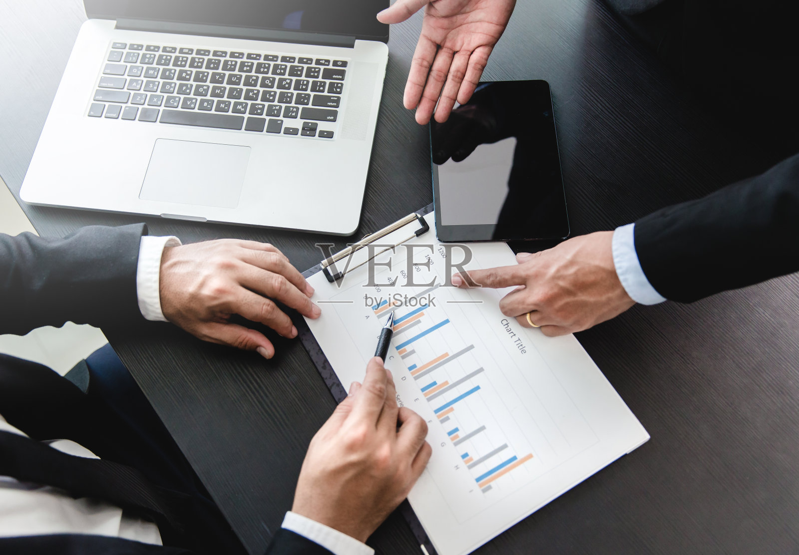 商业伙伴在触摸板上查看商业文档的特写照片摄影图片