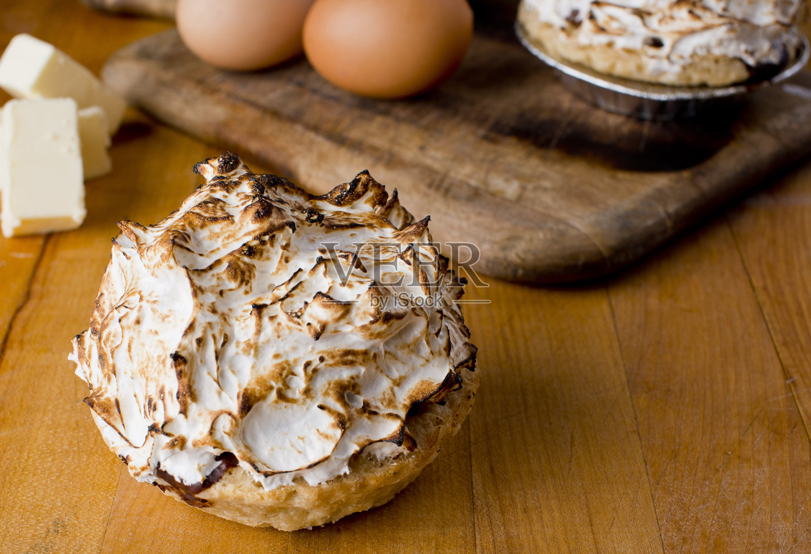 烤阿拉斯加甜点配香草冰淇淋。经典的美国或法国面包店或糕点店的最爱。饼干,鲜奶油,蛋糕,巧克力奶油,鸡蛋和香草豆。照片摄影图片