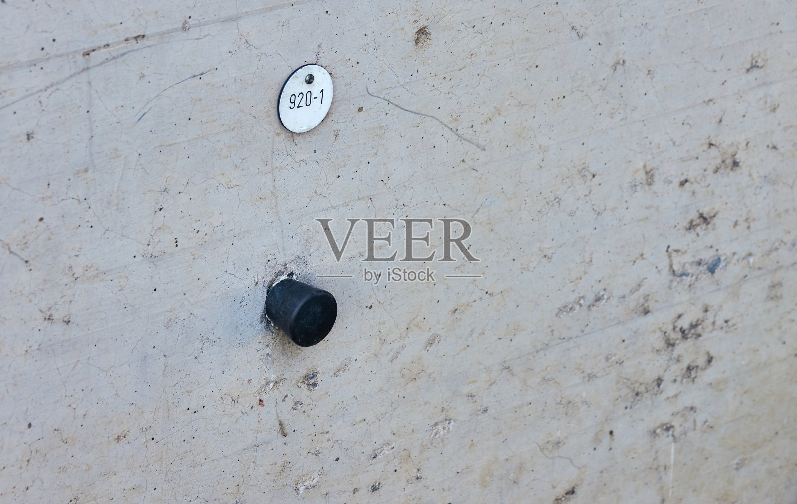 桥梁桥墩混凝土中编号920-1的黑色金属高度螺栓,用于测量高度照片摄影图片